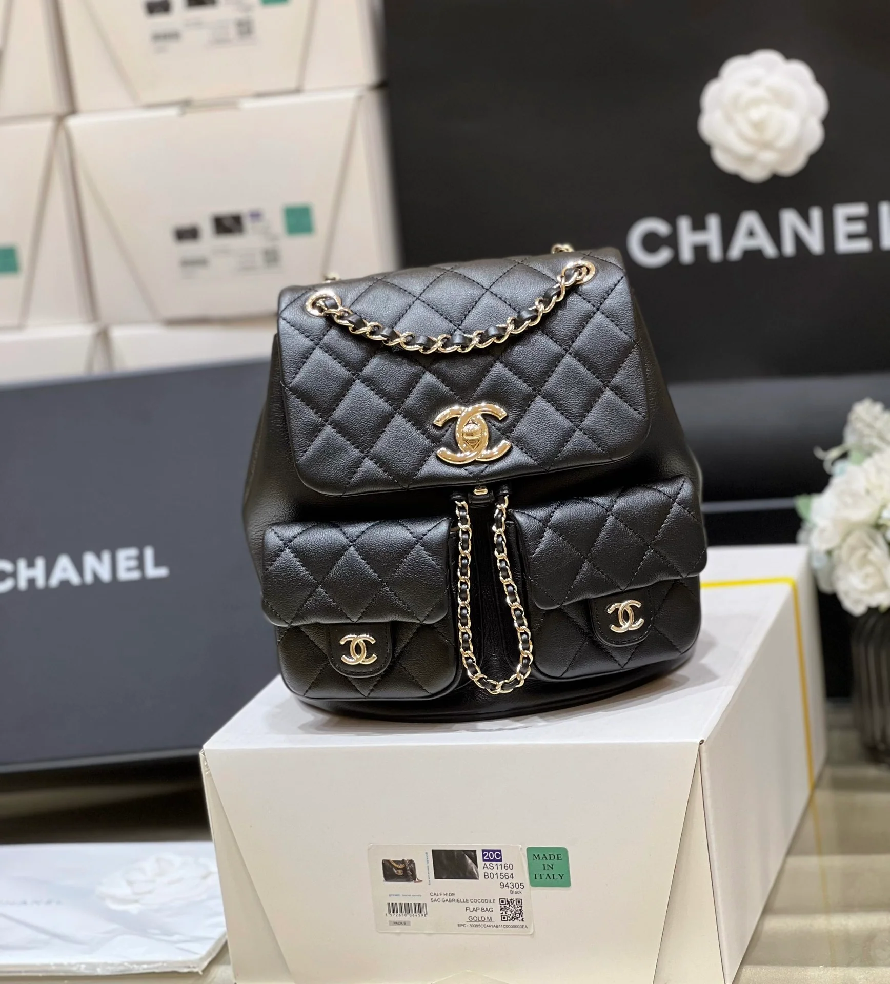 Коллекция Chanel Весна/Лето 2023 - Duma - Однотонный рюкзак из телячьей кожи - Черный
