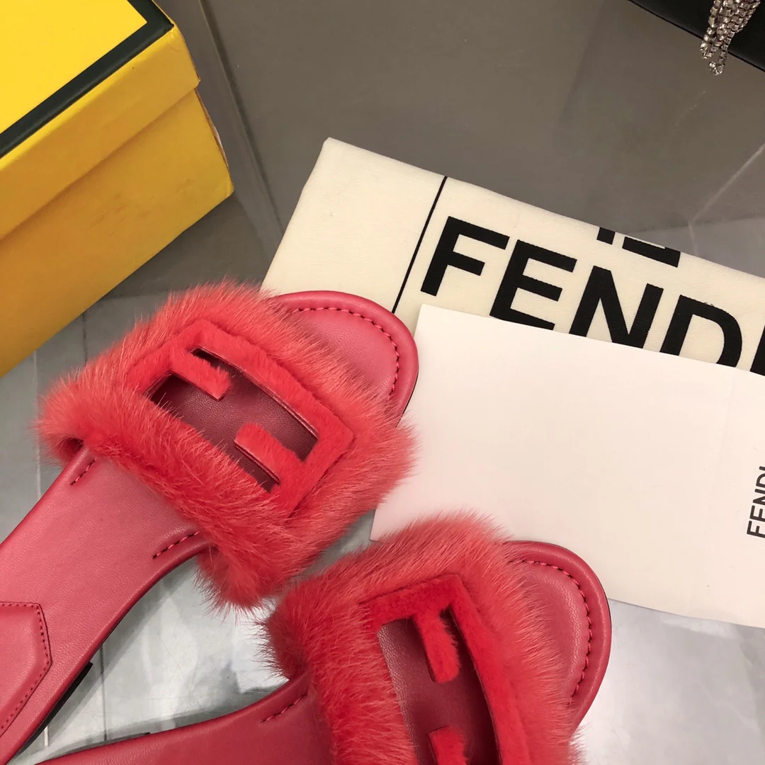Новинка сезона осень/зима 2023 от Fendi - Серия с мехом норки - Тапочки - Розовые