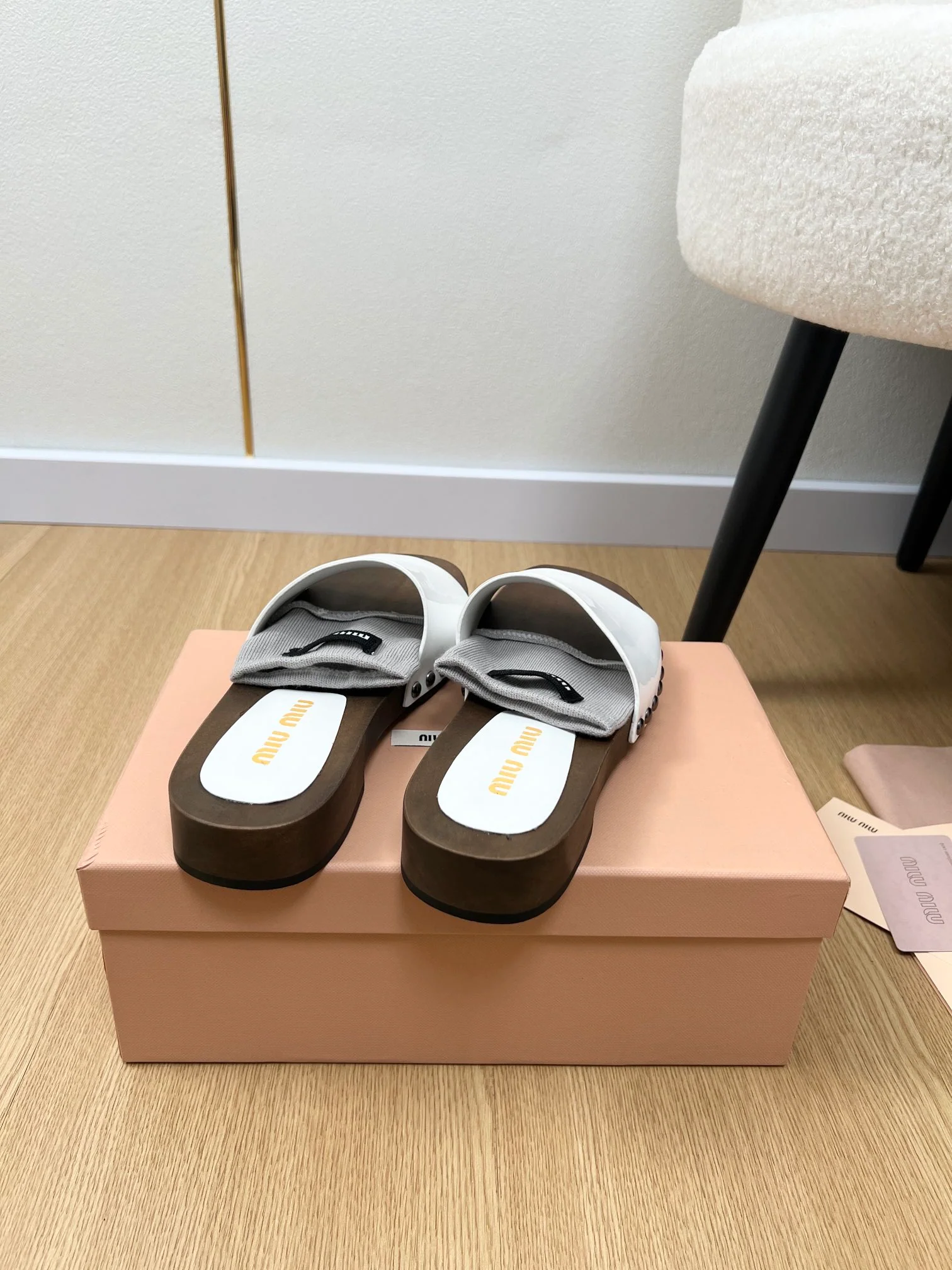 Деревянные тапочки Miu Miu 2024 - Белые - 1