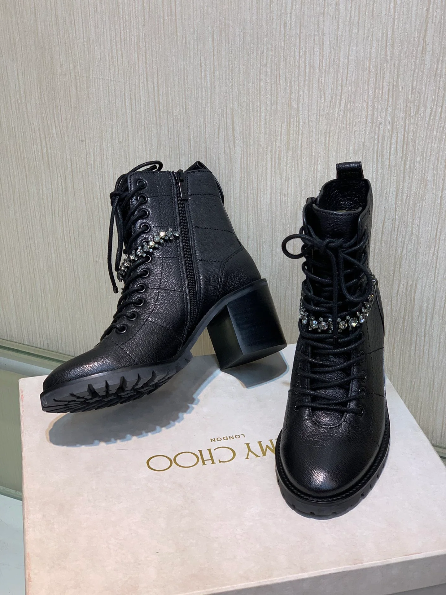 Jimmy - Новинка сезона осень/зима 2022 - Женские сапоги, украшенные стразами Swarovski - высота 6-5 см