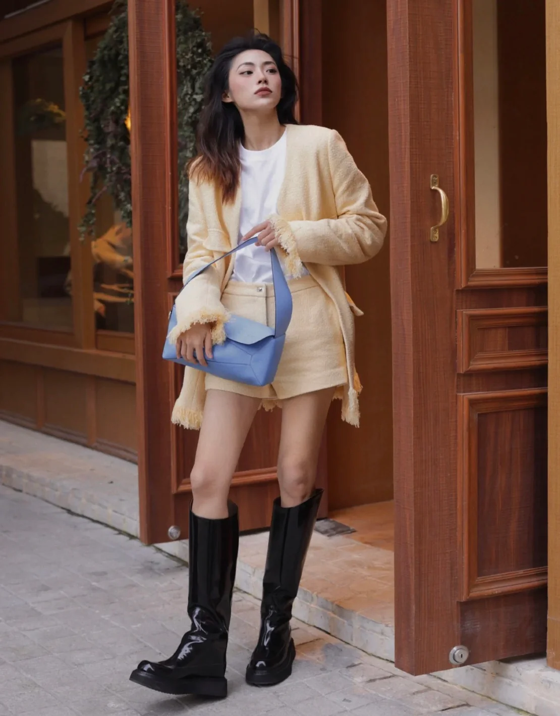 Сумка-хобо Loewe Puzzle, светло-голубая (на фото).