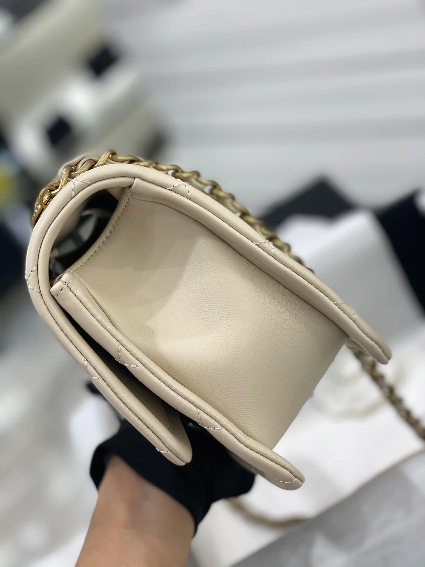 Классическая коллекция Chanel CF - Новинка сезона осень/зима 2020 - Кожа ягненка с золотой фурнитурой - Белый