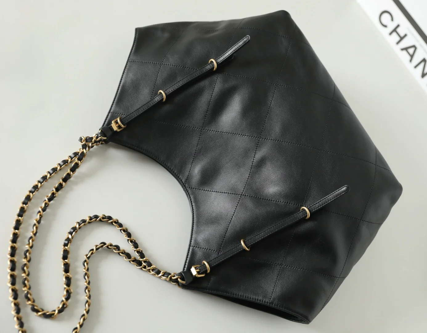 Маленькая черная сумка-тоут Chanel 25 с рукавами ?летучая мышь?.