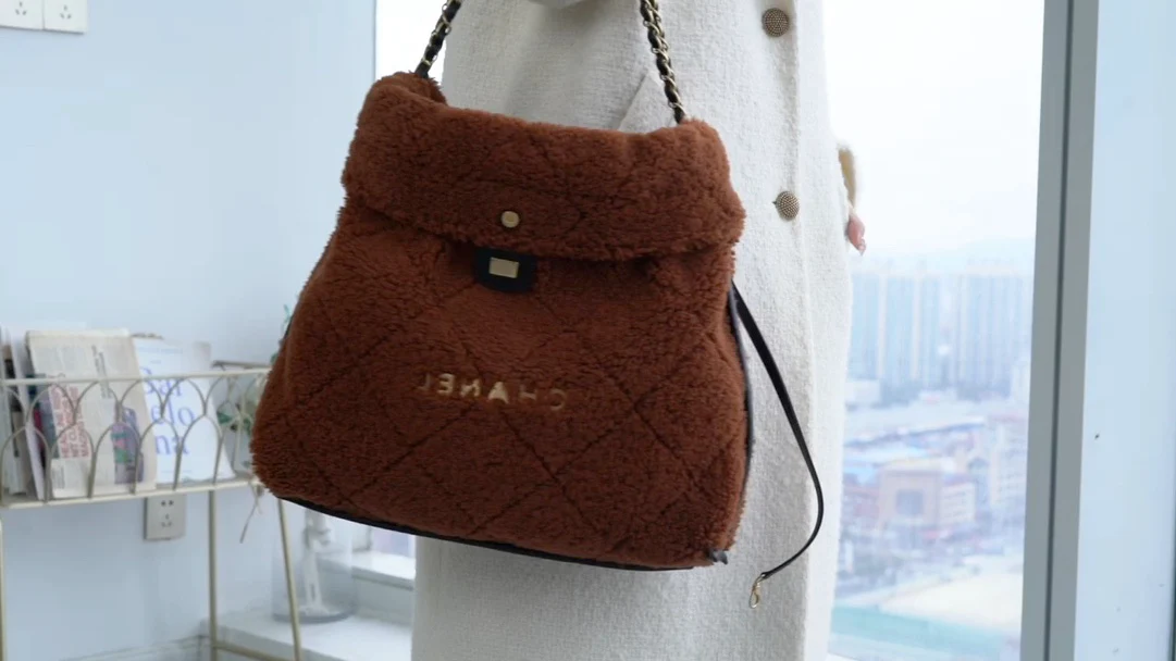 Сумка Chanel No. 22 — вариант с овчиной — чёрно-коричневая.