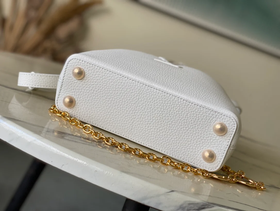 Кожаная сумка LV Capucines - белая.