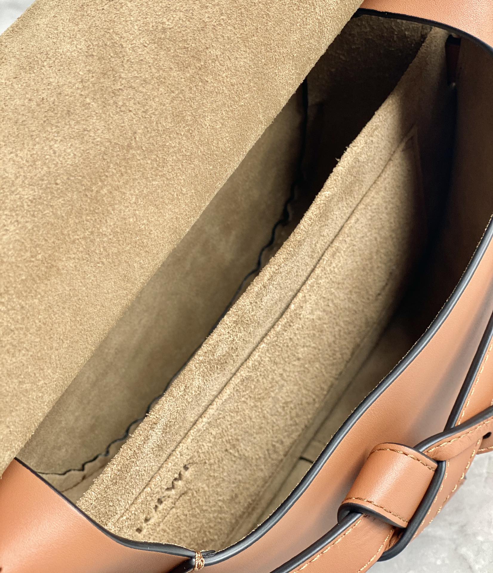 Ремешок для плеча Loewe Gate Small 20x19x11,5 см с надписью.