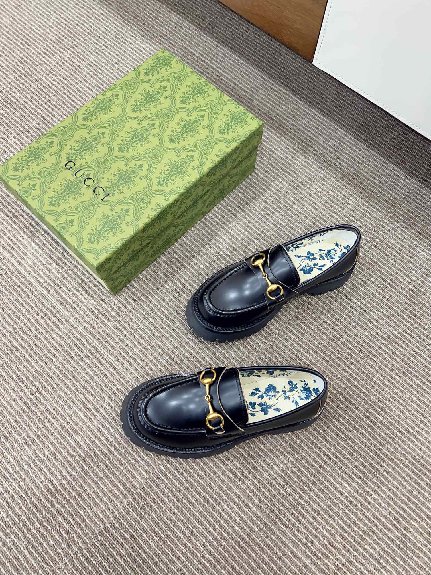 Лоферы Gucci из коллекции Осень/Зима 2023 — матовый черный