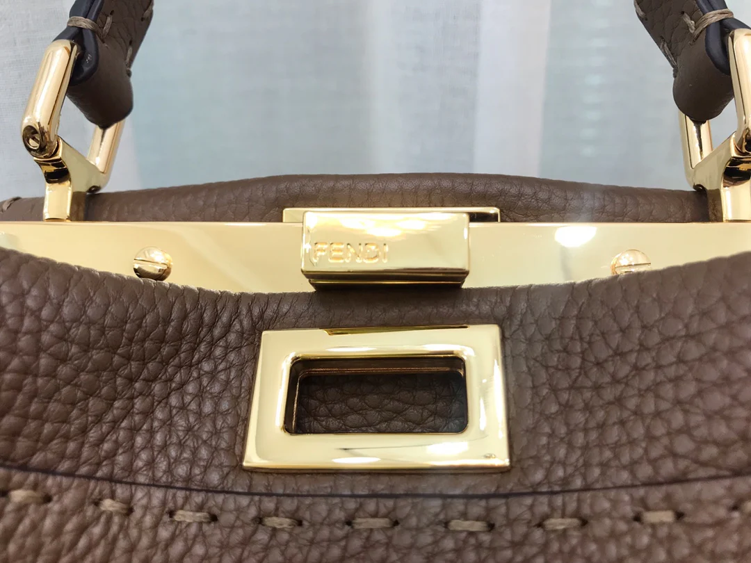 Мини-сумочка Fendi Peekaboo из коричневой кожи