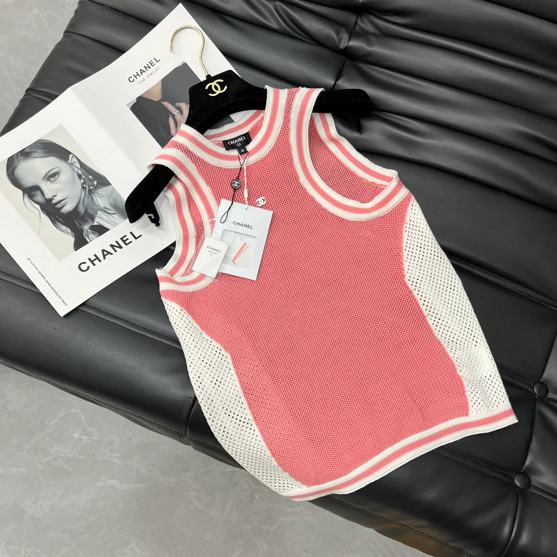 Chanel - 2403-24 Новинка: Жилет с вырезом на плечах - 1