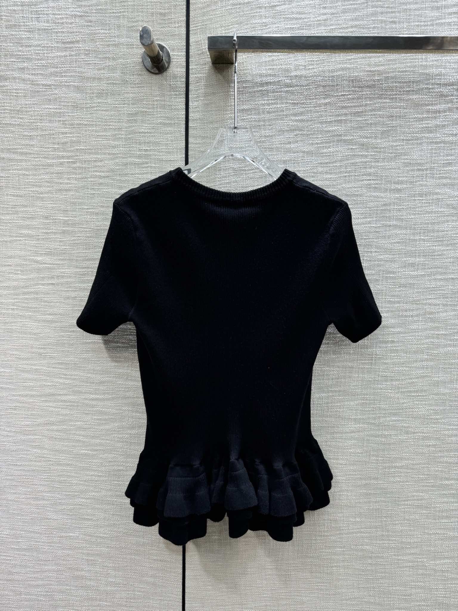 Chanel - 2403-24 Новинка ранней весны. Вязаная футболка с коротким рукавом и кружевной каймой - Черная