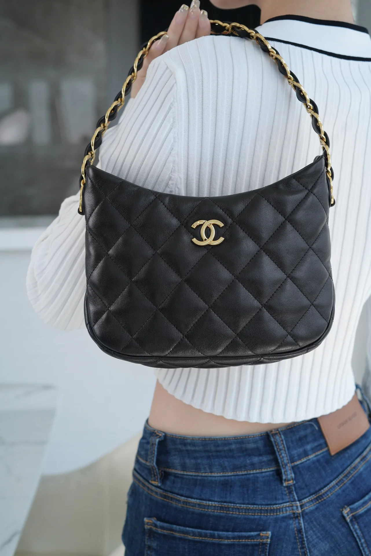 Винтажная сумка-хобо Chanel из 22-каратного золота, которую носят под мышкой.