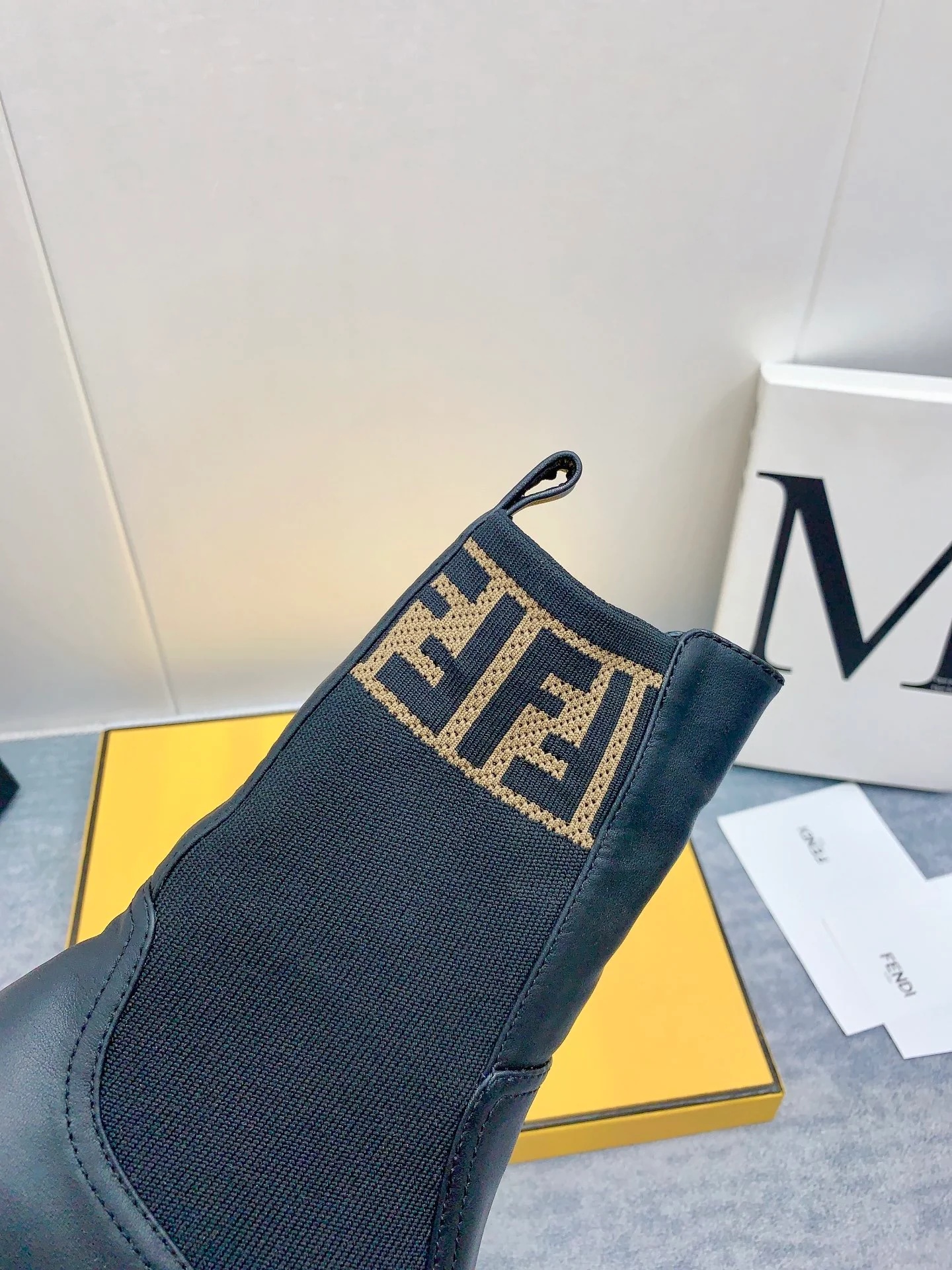 Новинка сезона осень/зима 2023 от Fendi - Ботильоны с монограммой - Черные