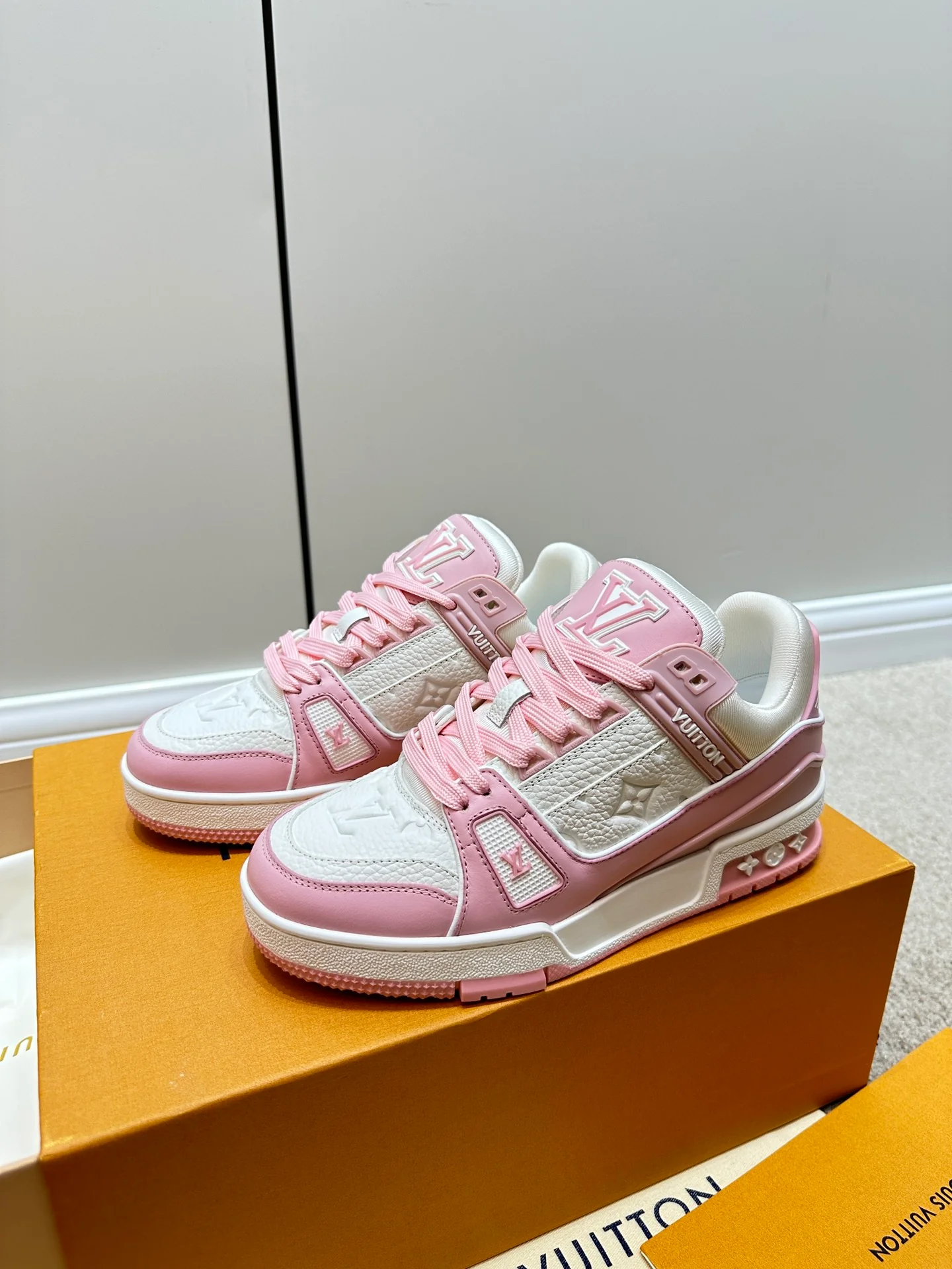 Кроссовки LV Trainer - белые и розовые