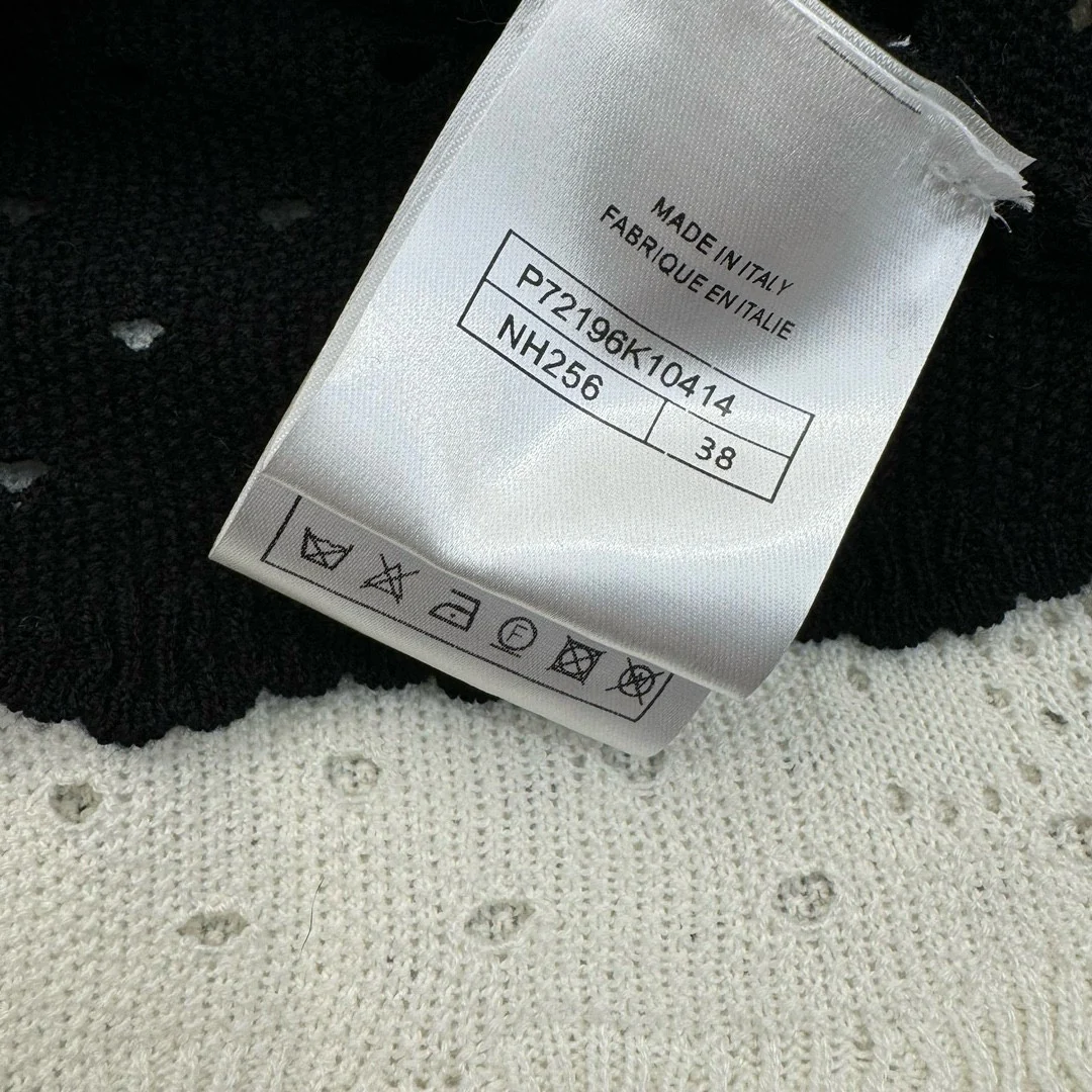 Новинка весны/лета Chanel 2403: вязаный ажурный топ крючком – свежий и элегантный свитер в стиле Chanel – черный.