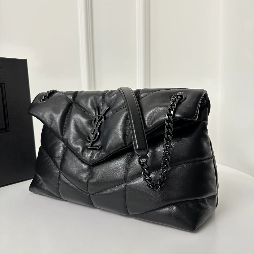 Пуховая сумка YSL Loulou Puffer 35 см из стеганой овечьей кожи цвета ?облако? — черная с черной пряжкой.