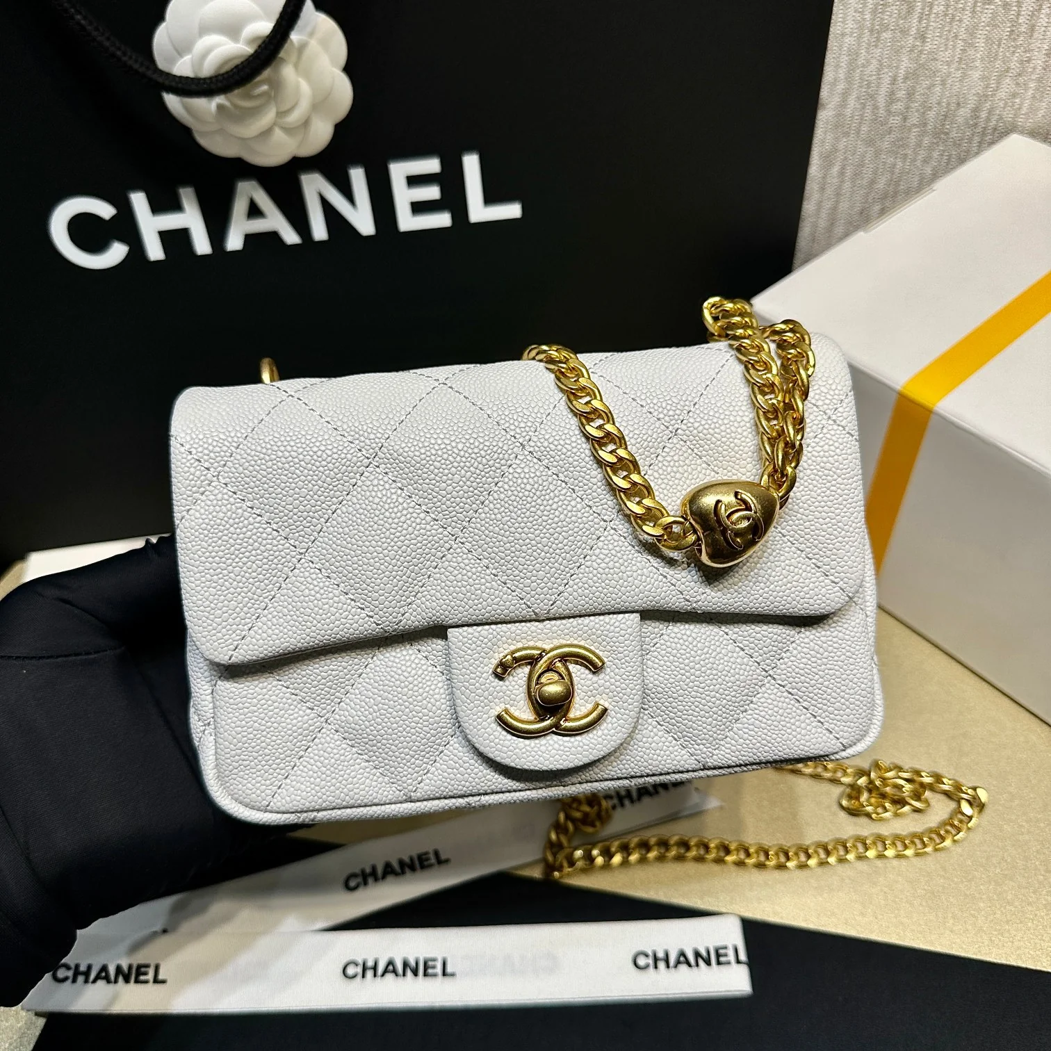 Новинка сезона весна/лето 2023 от Chanel - сумка CF Heart с регулируемой пряжкой и цепочкой - телячья кожа с текстурой 