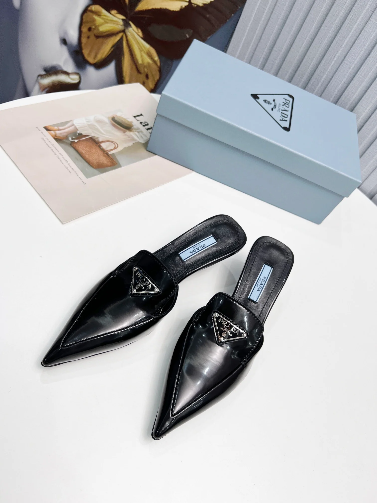 Prada - Черные сандалии с острым носком