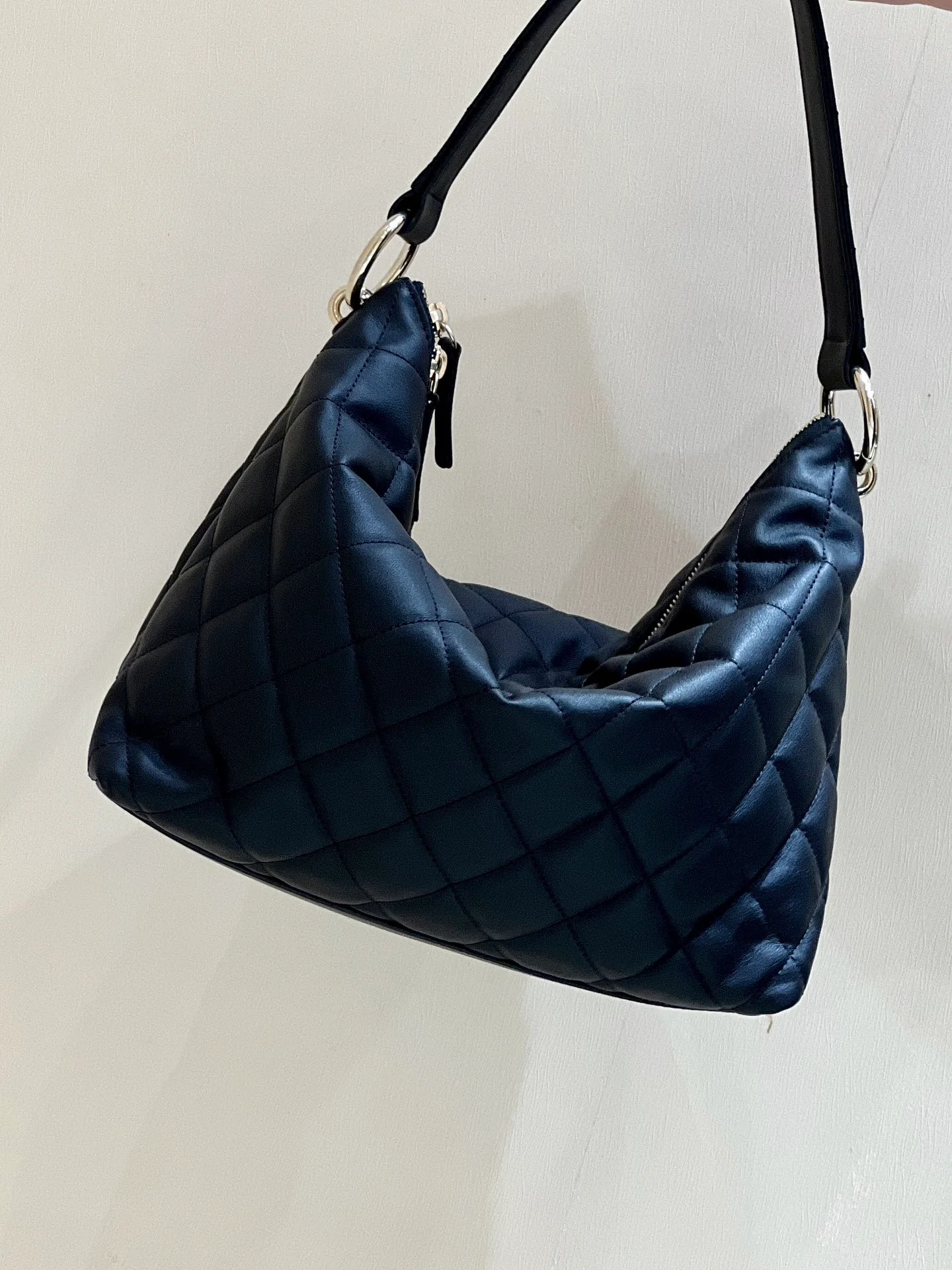 Сумка-хобо Chanel через плечо - черная