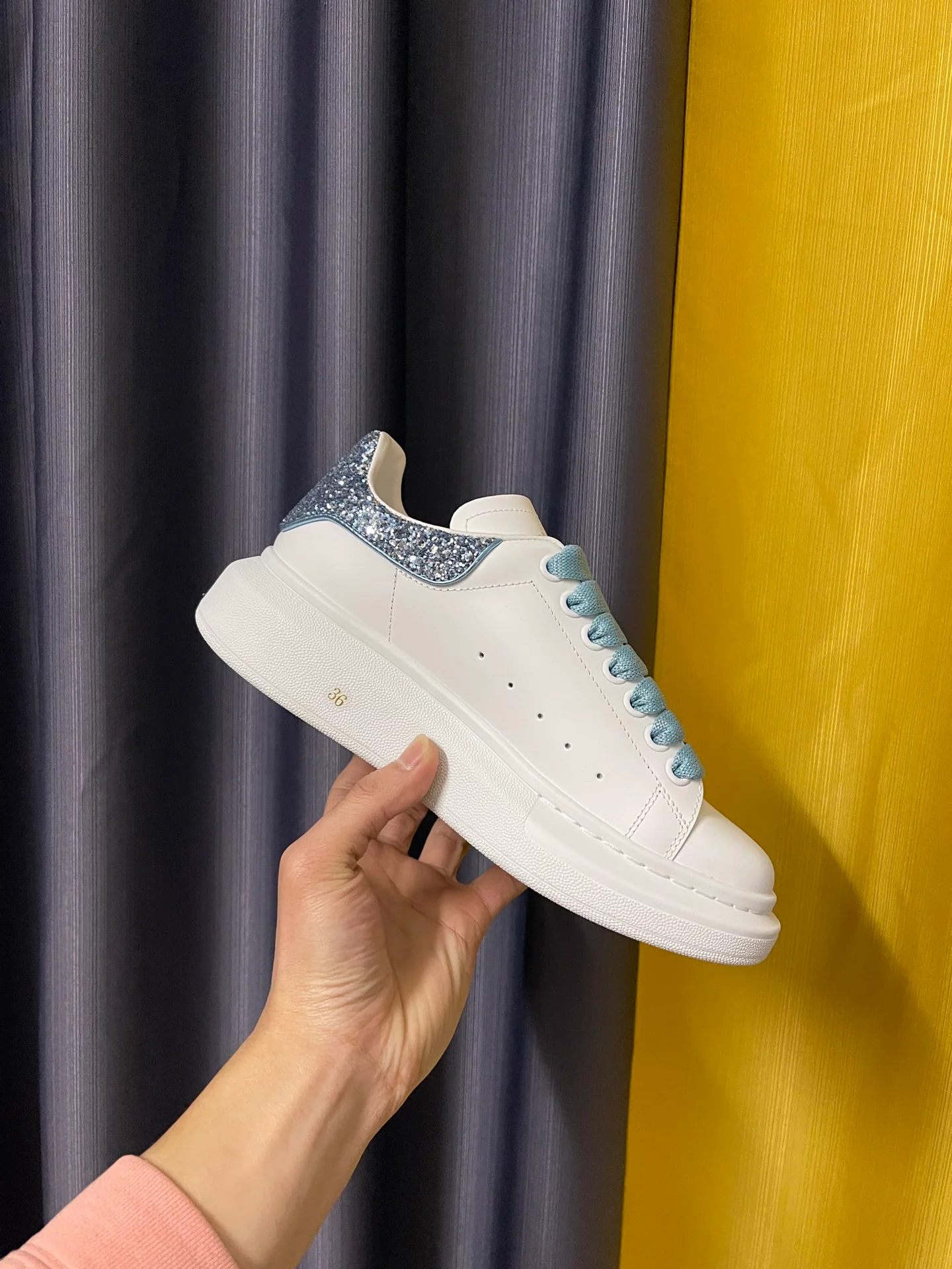 Классические белые кроссовки McQueen - унисекс - светло-голубая задняя часть