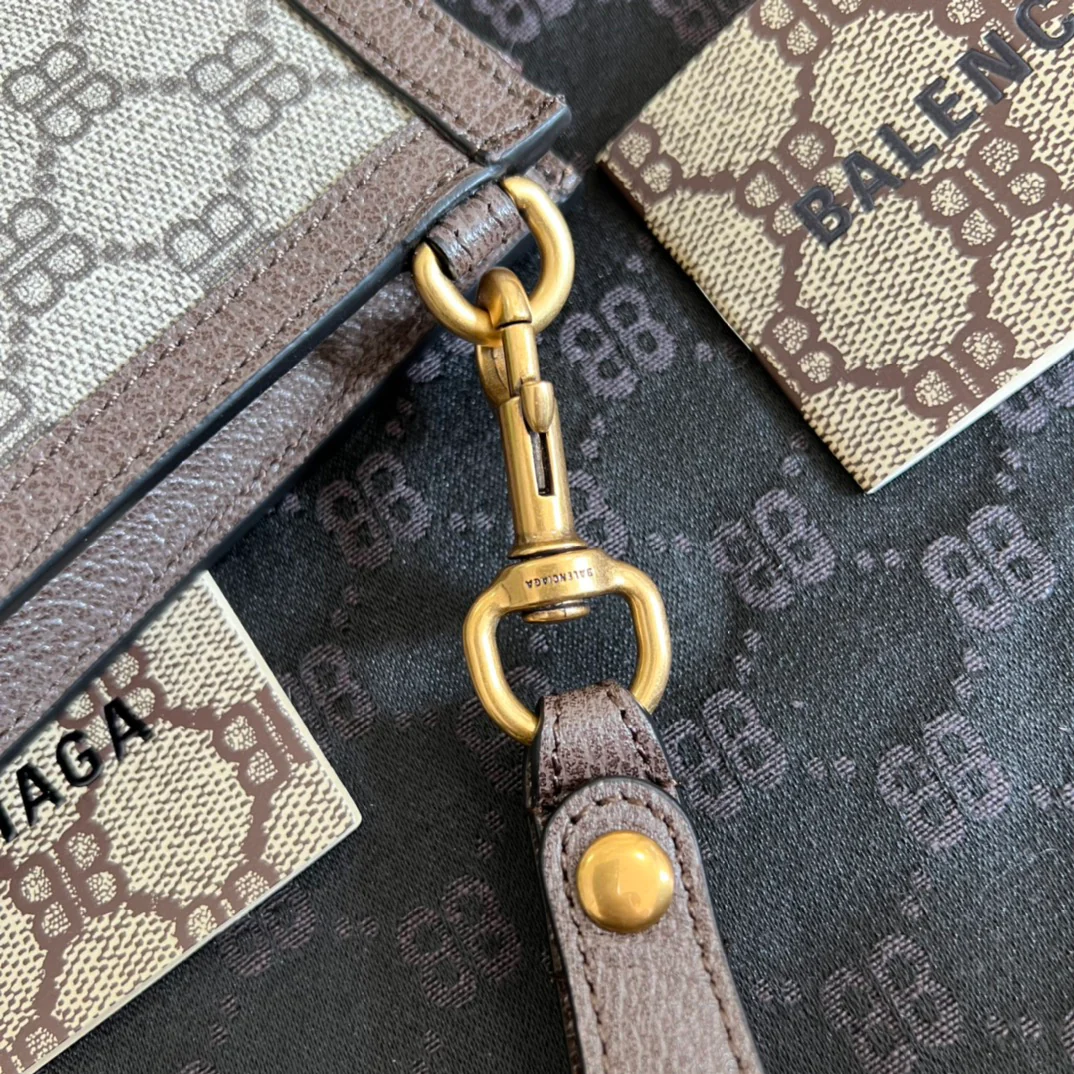 Клатч, созданный в рамках сотрудничества Gucci и Balenciaga.