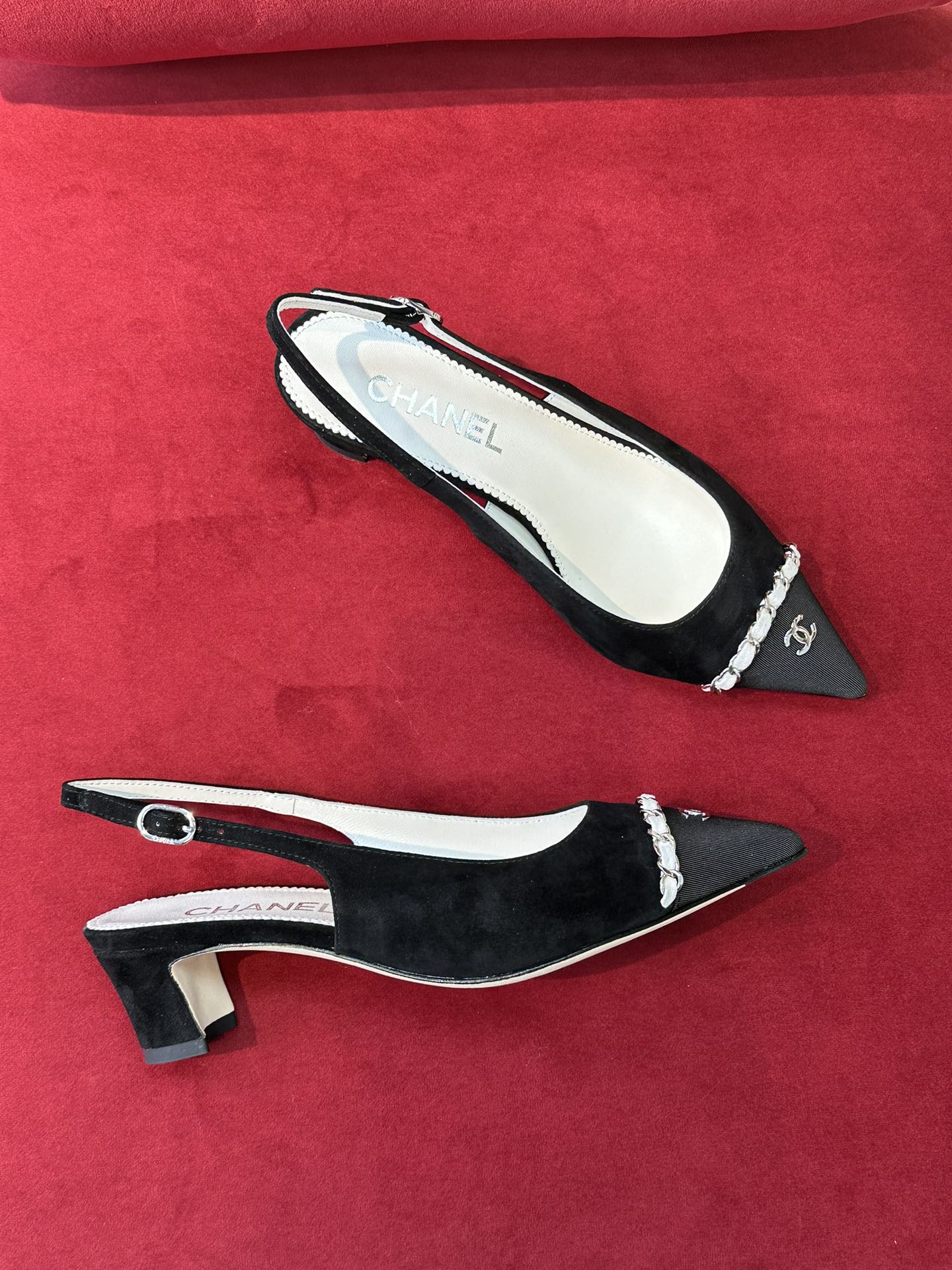 Замшевые босоножки Chanel на низком каблуке с цепочкой