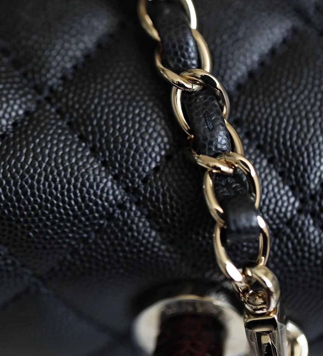 Мини-сумка Chanel Coco Handle — черная кожа с золотистой пряжкой.