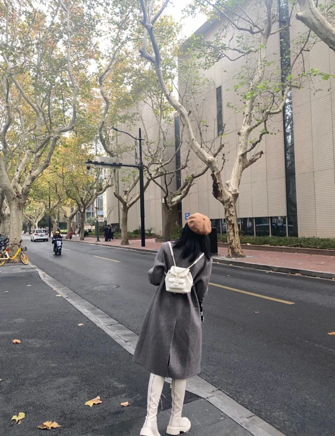 Рюкзак Chanel — белый, из вощеной кожи.