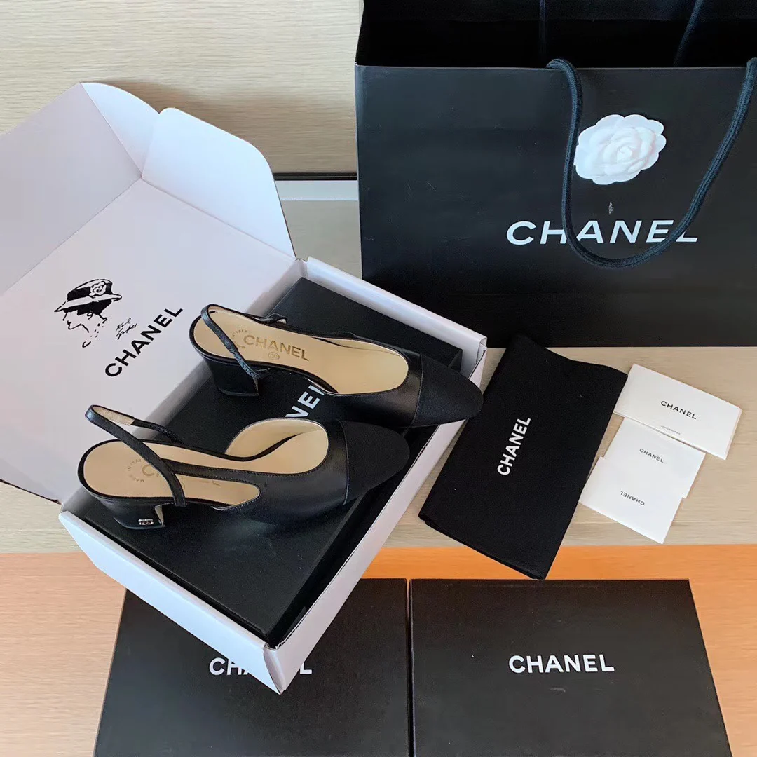 Классические сандалии Chanel на массивном каблуке - черные