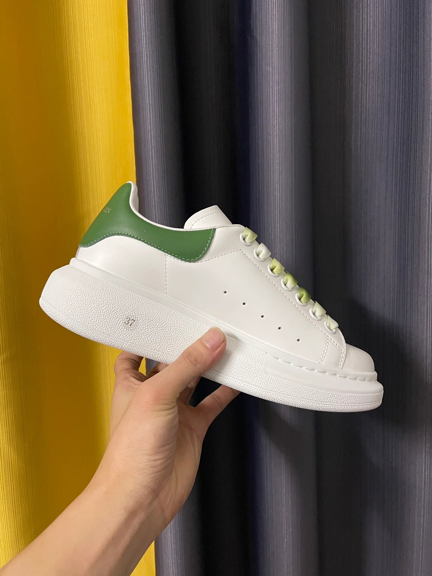 Классические белые кроссовки McQueen - унисекс - зеленый каблук
