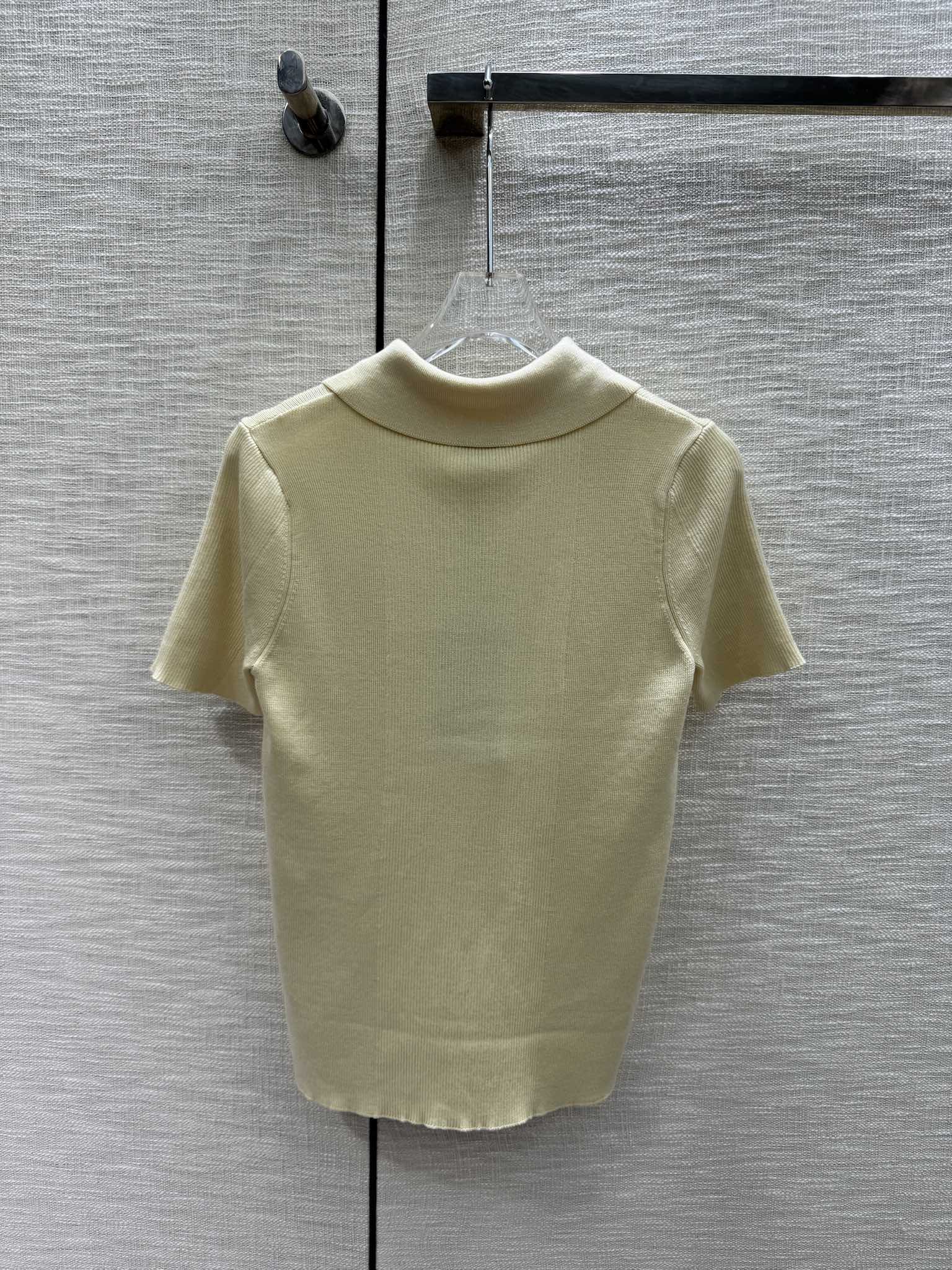 Fendi - 2403-24 Новая коллекция ?Ранняя весна?: минималистичная футболка-поло с коротким рукавом и воротником-поло - желтая