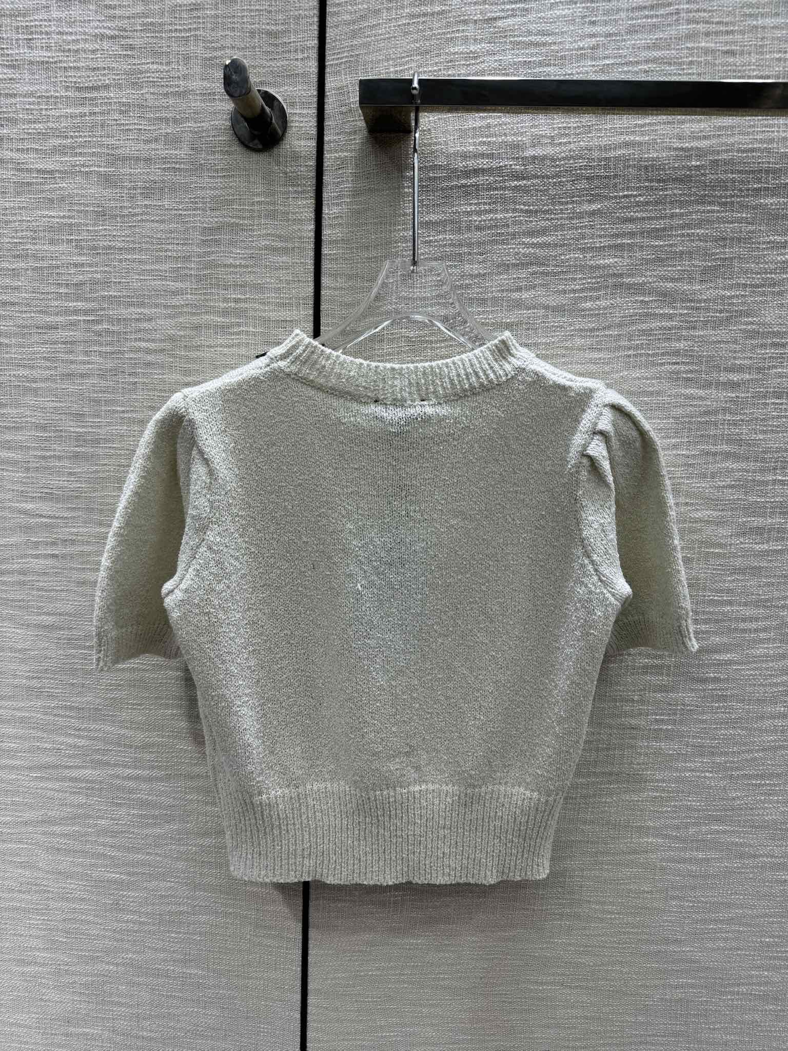 Белая трикотажная футболка Chanel 2403 с коротким рукавом и двойной буквой C.