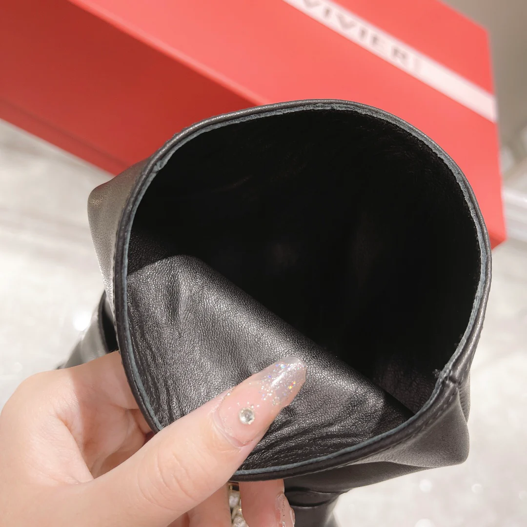 Мотоциклетные ботинки на толстой подошве с металлическими пряжками.