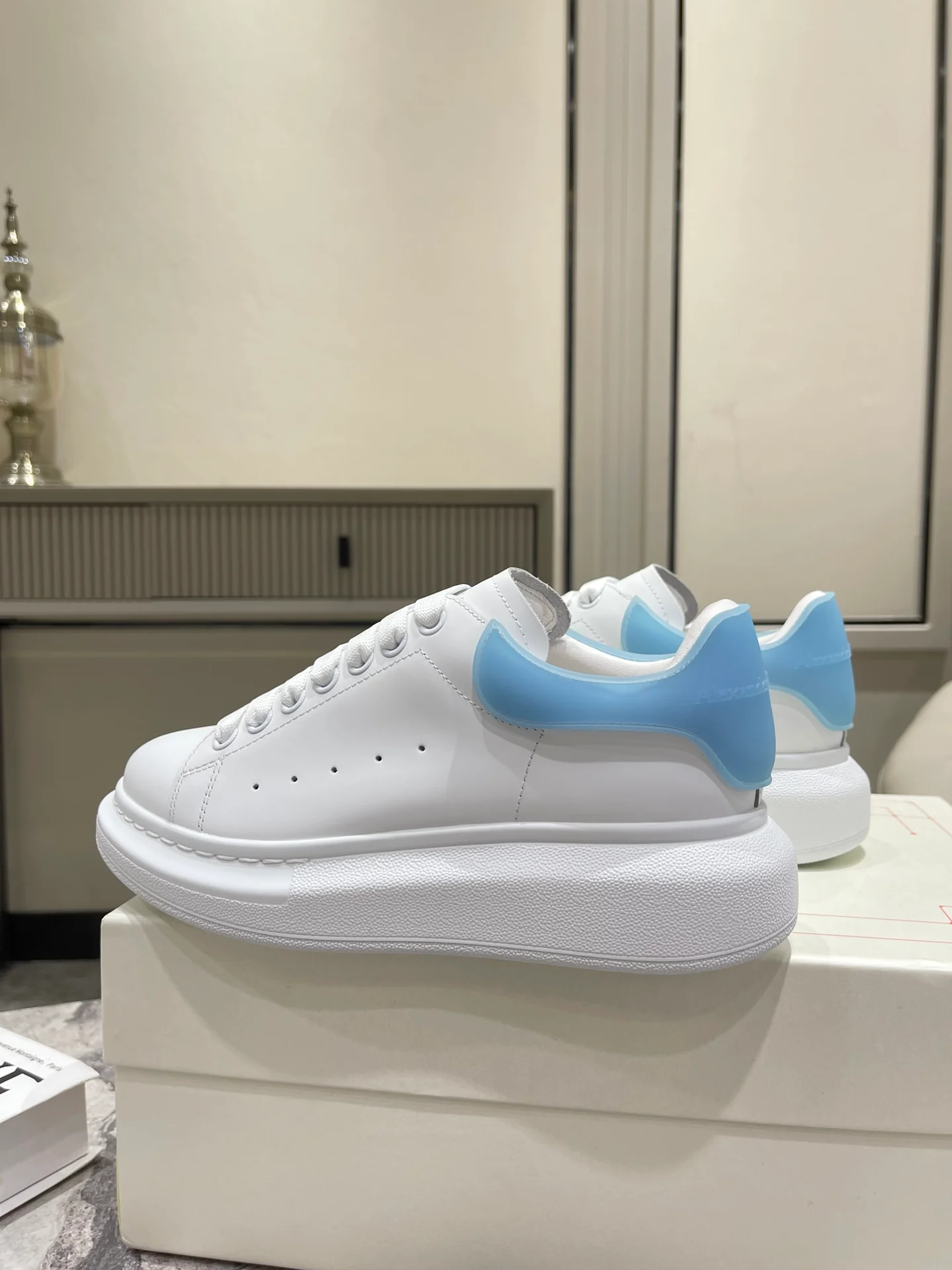 Кроссовки McQueen 2022 года, новая модель, классические белые, с приклеенной пяткой.