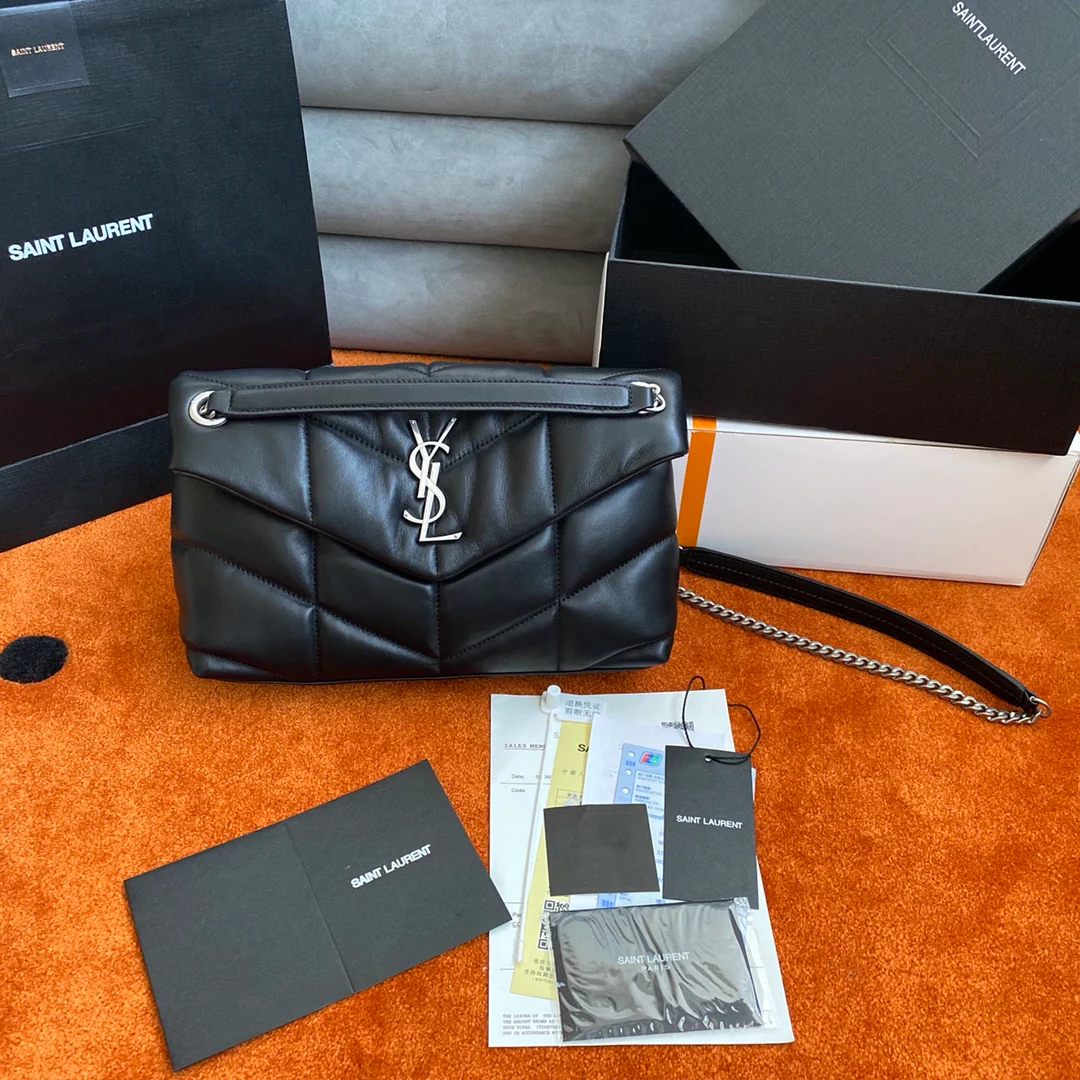 Сумка-пуховик YSL из овечьей кожи — черная с серебряной пряжкой — маленькая.