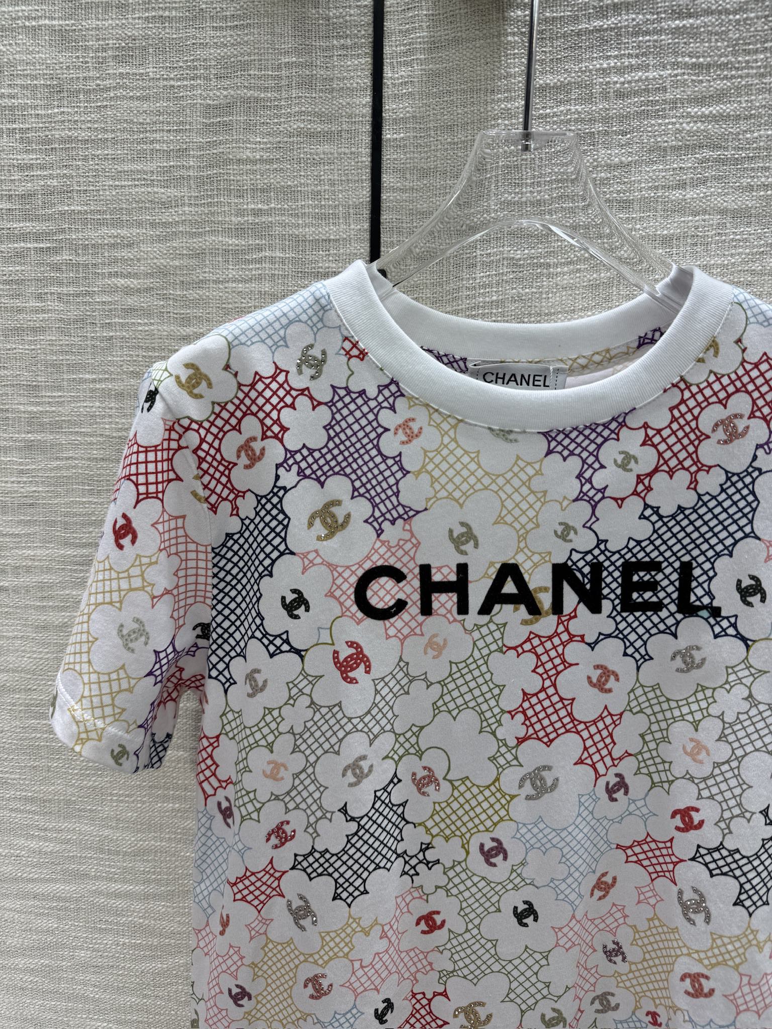 Футболка Chanel 2403 с круглым вырезом и короткими рукавами, украшенная множеством пайеток.