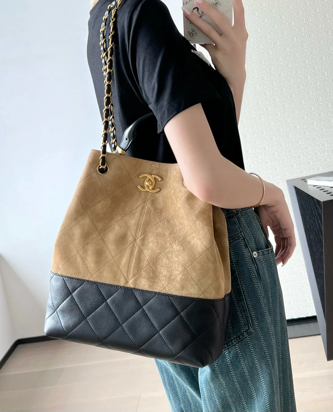 Chanel - Замшевая прямая сумка-шоппер - Коричневая с золотой фурнитурой