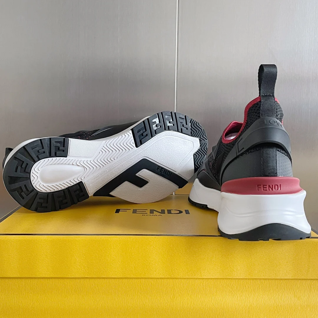Новинка 2023 года от Fendi - кроссовки Flow Series Flyknit - черно-красные.