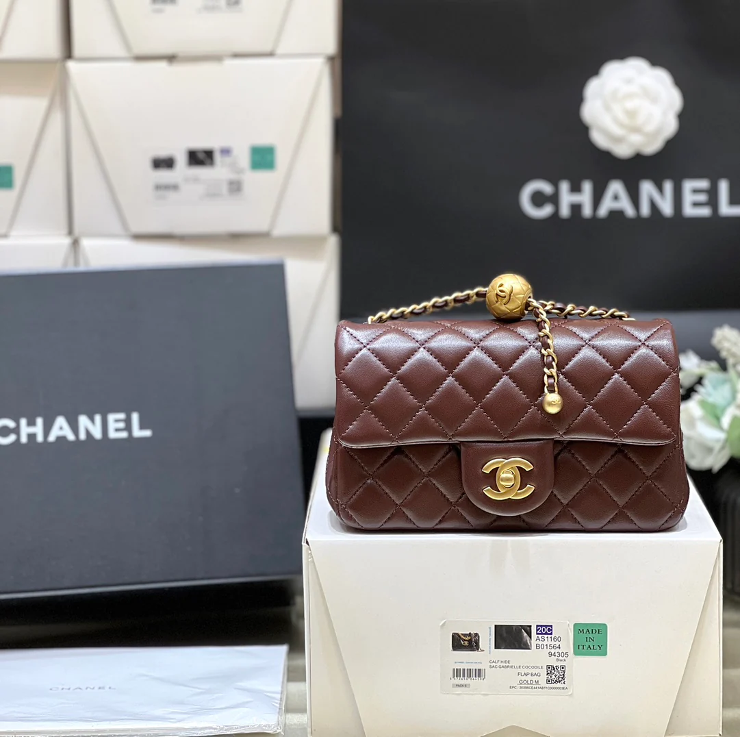 Chanel - Маленькая золотистая сумка с клапаном и золотым логотипом - коричневая