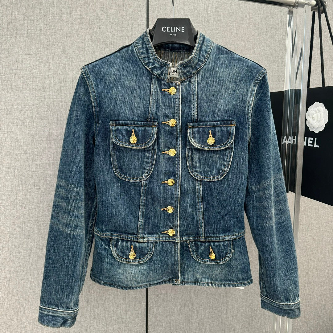 Celine Весна/Лето 2024: Новая короткая джинсовая куртка с воротником-стойкой и зауженной талией.