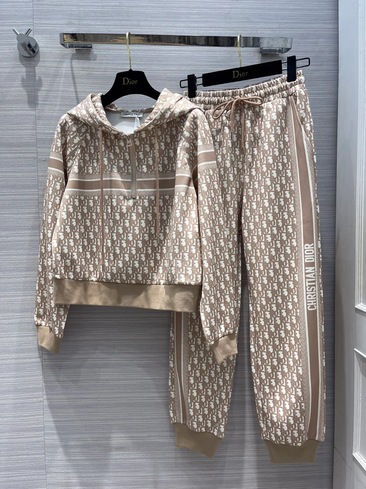 Dior 2403-24 Ранняя весна. Новинка. Спортивный костюм с монограммой по всей поверхности - коричневый.