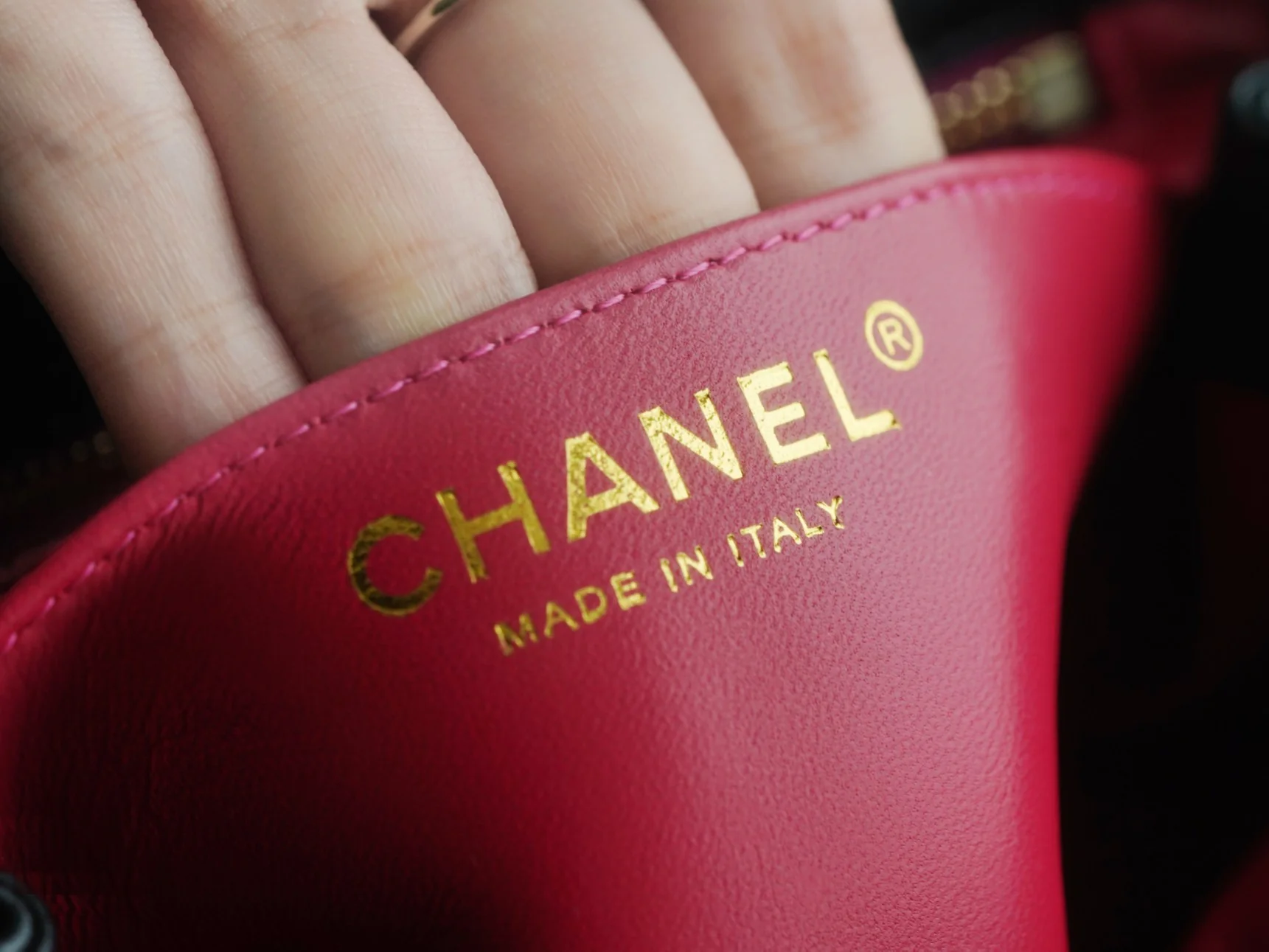 Пряжка Chanel 23 в стиле ?Камелия? — черная.