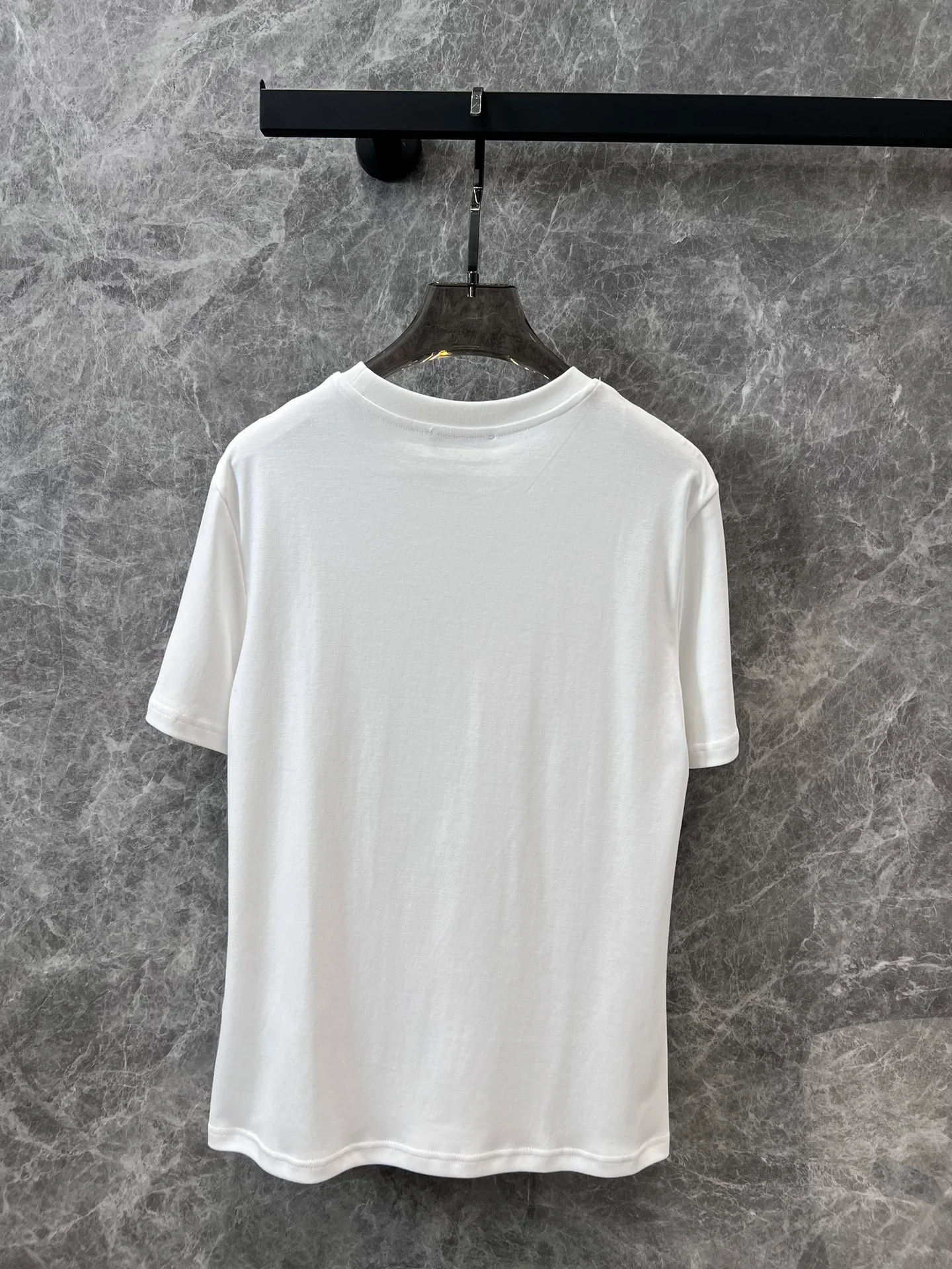 Miu Miu-2404 - Розовая атласная футболка с короткими рукавами и бантом из ленты, украшенная стразами в виде букв.