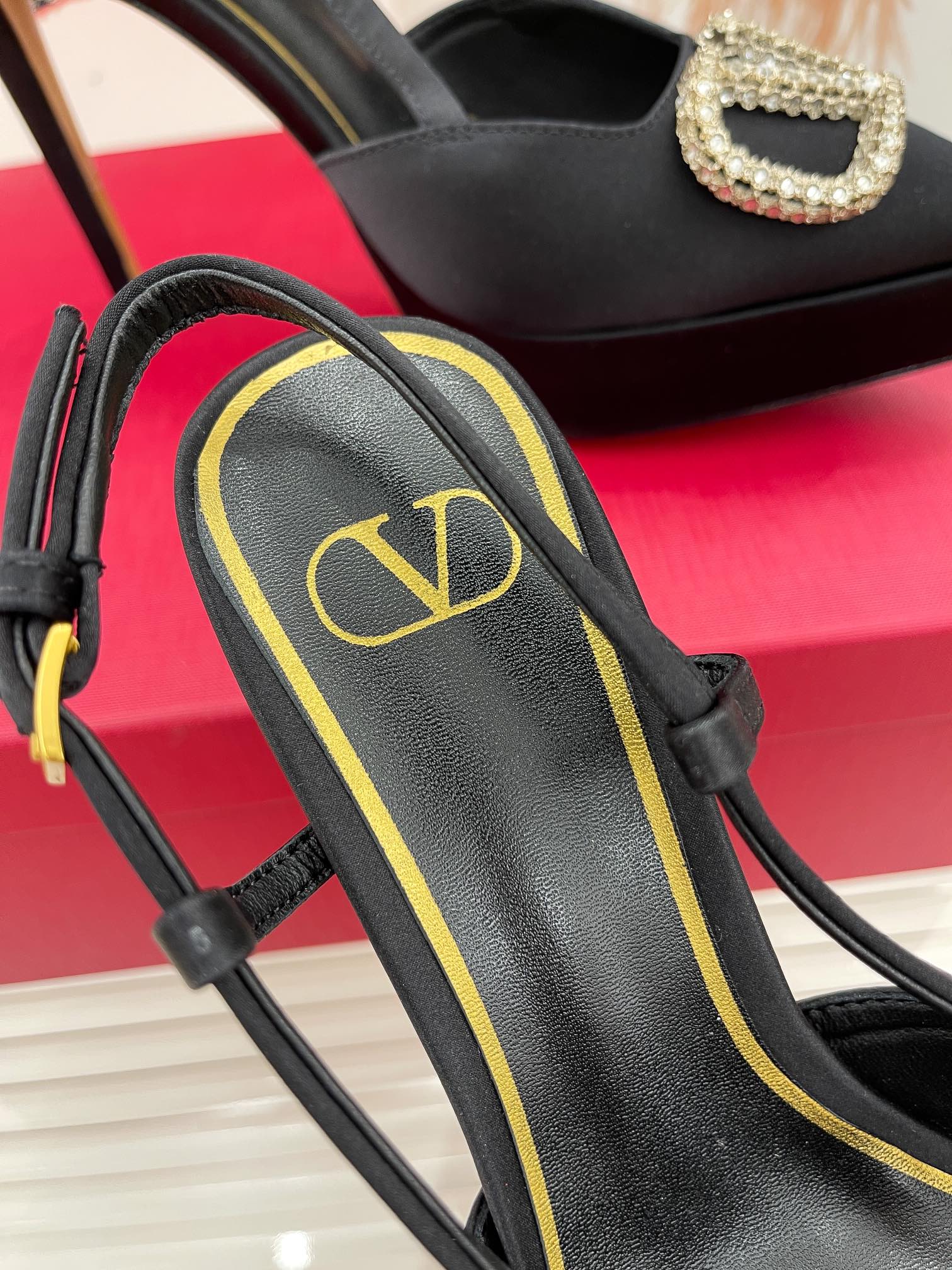 Новинка сезона весна/лето 2023 от Valentino - Босоножки на высоком каблуке с V-образным вырезом - 11 см - Черные