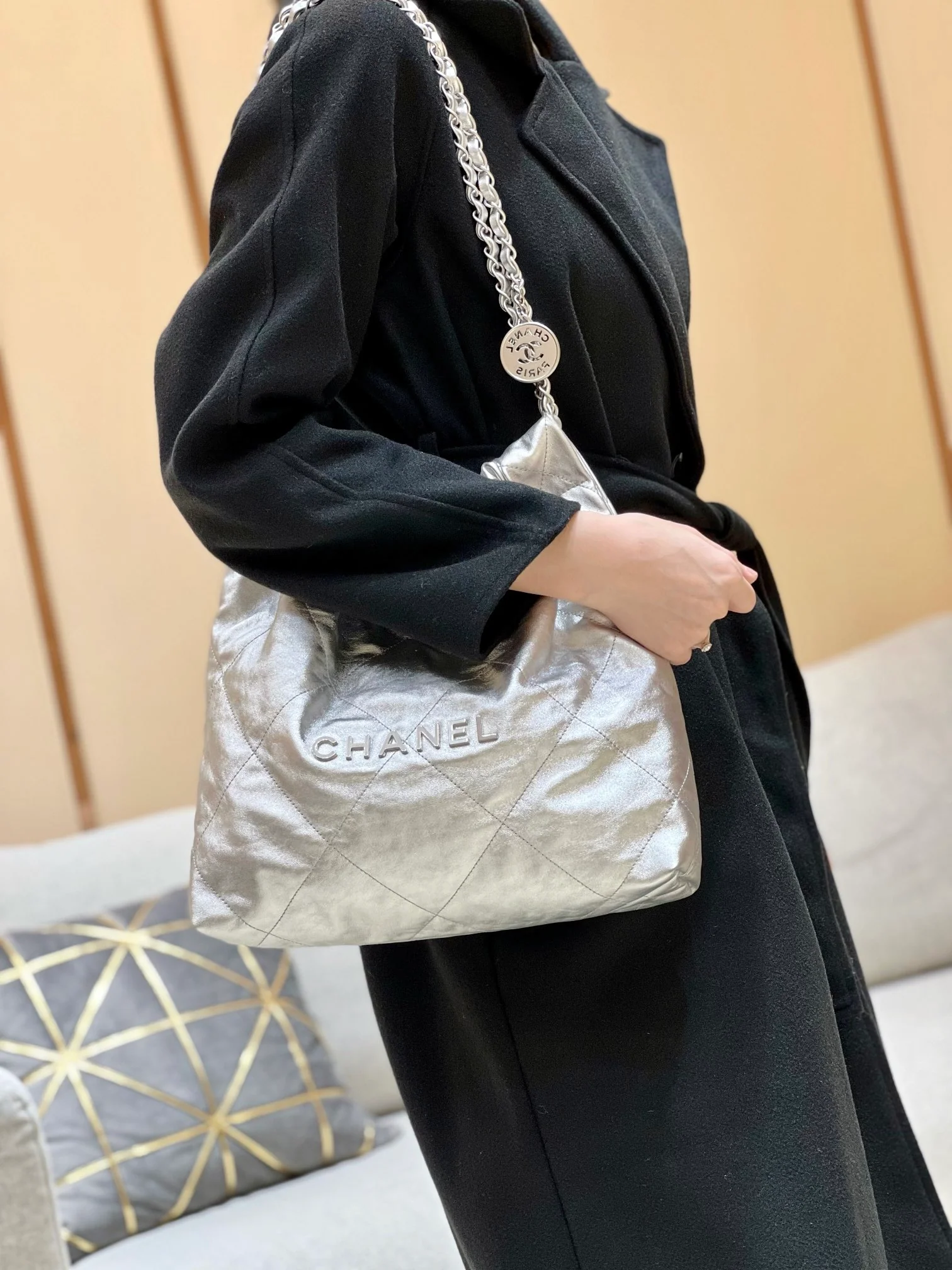 Новинка сезона весна/лето 2023 от Chanel - сумка 22bag - маленькая - серебристая - Фотографии в действии.