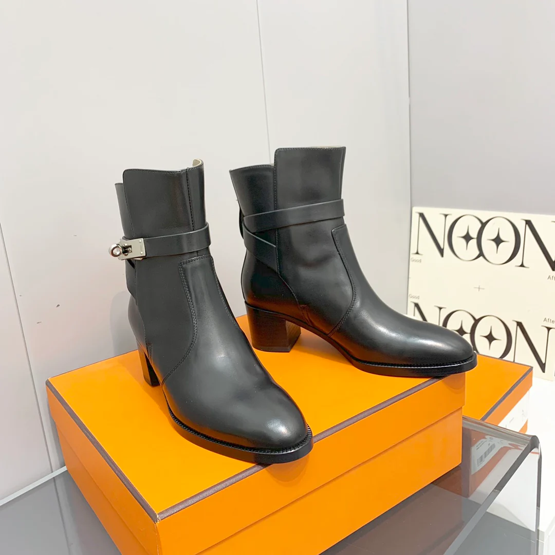 Ботинки на невысоком каблуке из коллекции Hermes Kelly Buckle - черные