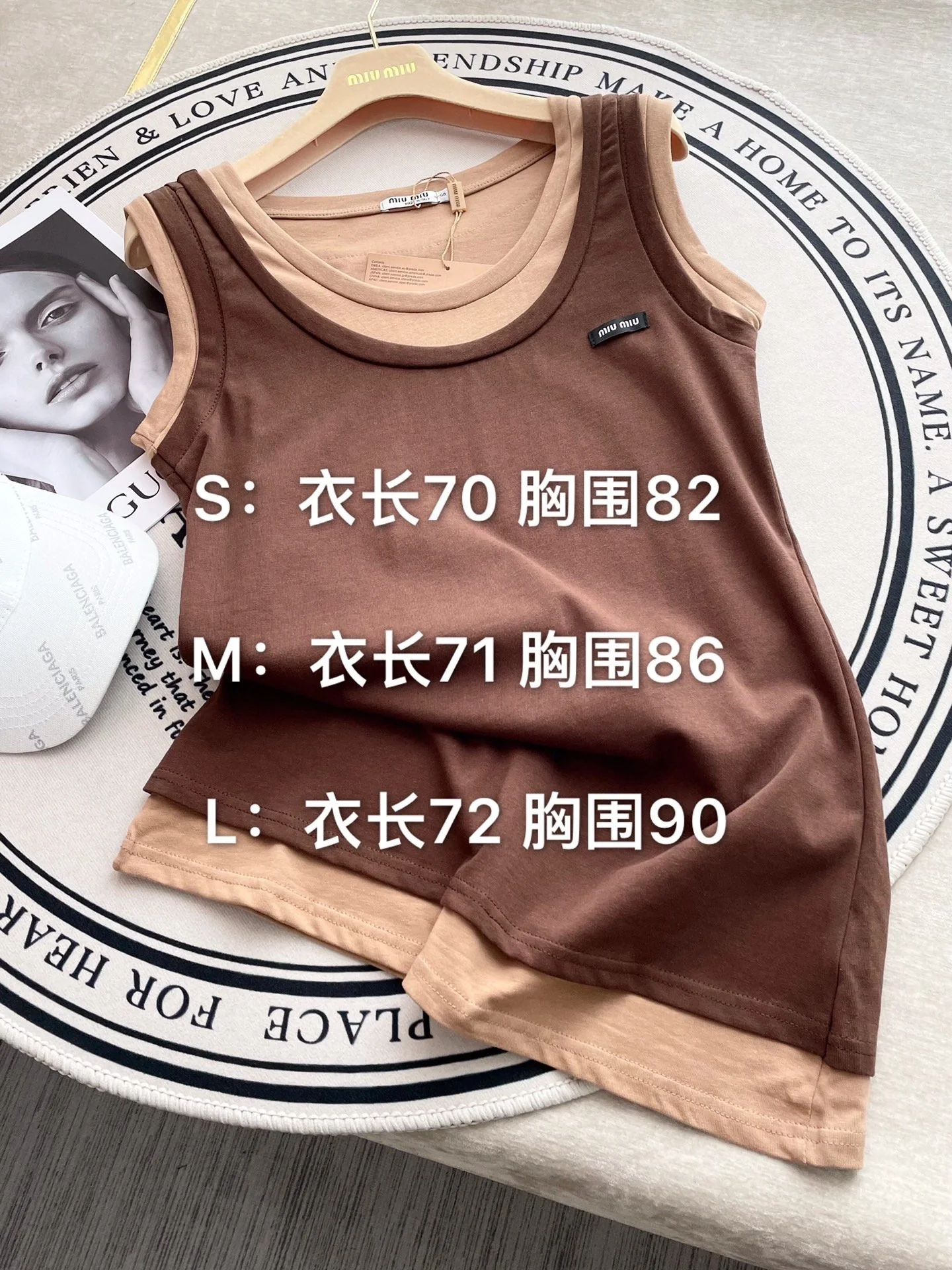 Новинка сезона весна/лето 2024 от Miu Miu: многослойный, культовый универсальный жилет — коричневый.