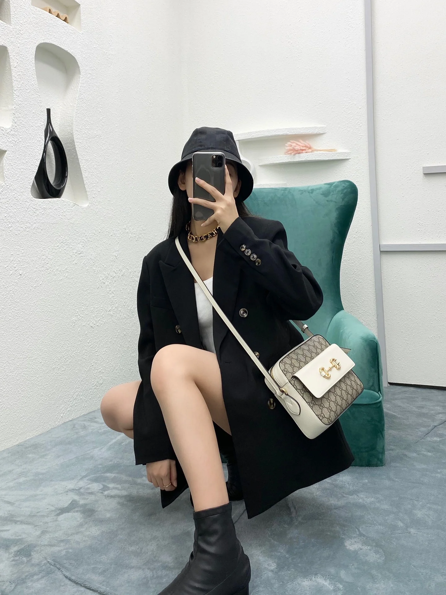 Сумка для фотоаппарата Gucci 1955 с пряжкой в ??виде подковы - 2 шт.