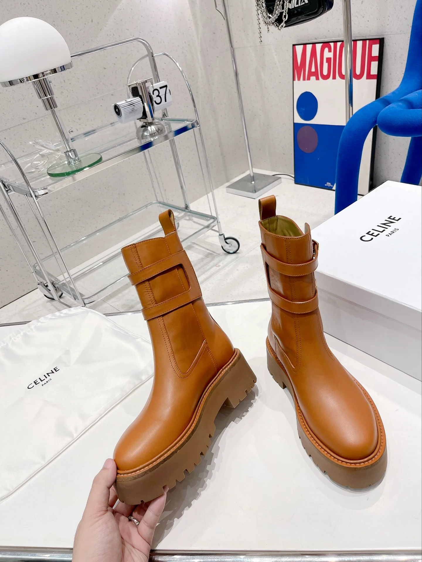 Новинка сезона осень/зима 2022 от Celine - Ботинки с одной кожаной пряжкой - 1