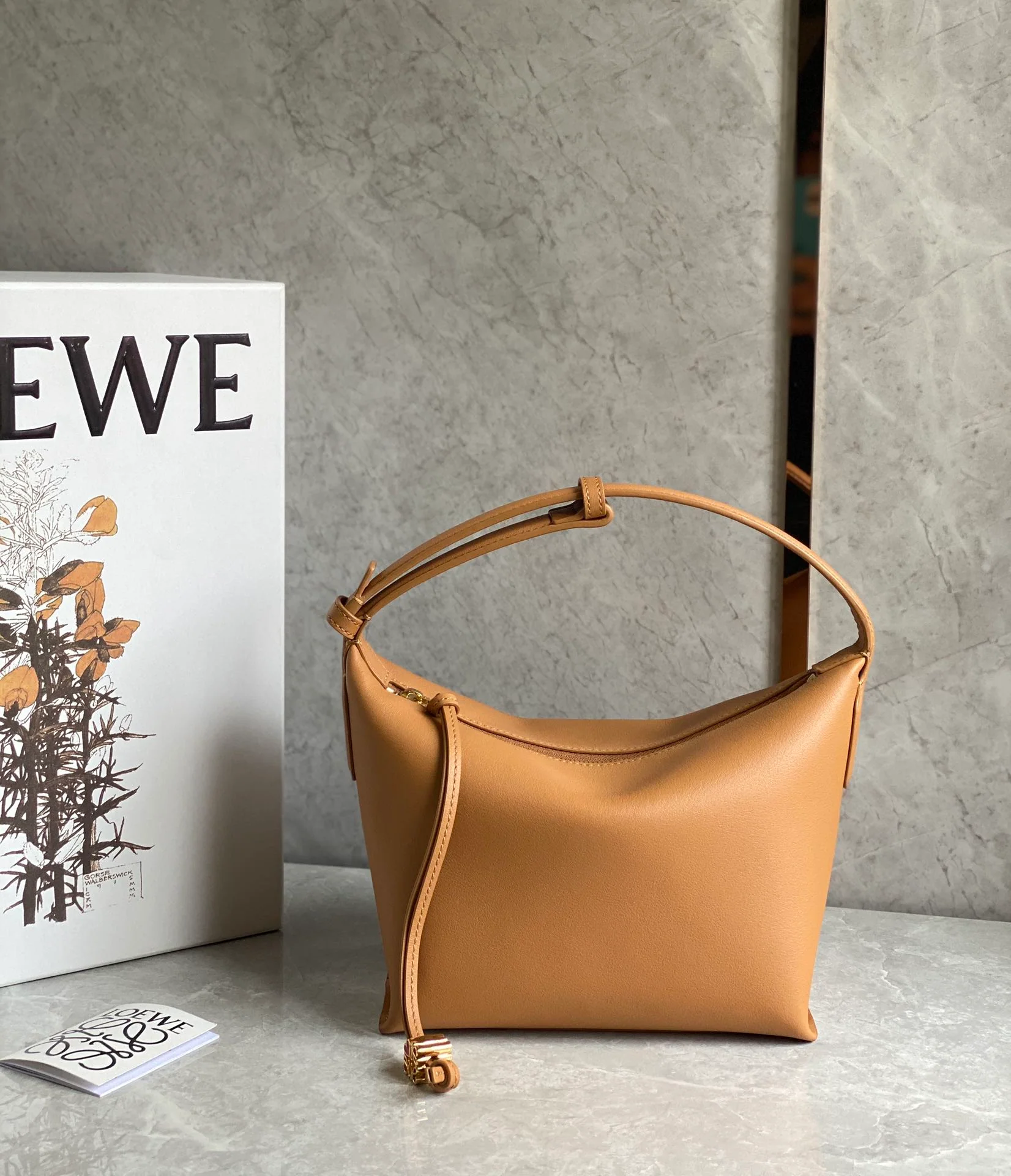 Ланч-бокс Loewe Cubi Pana из телячьей кожи, цвет хаки.