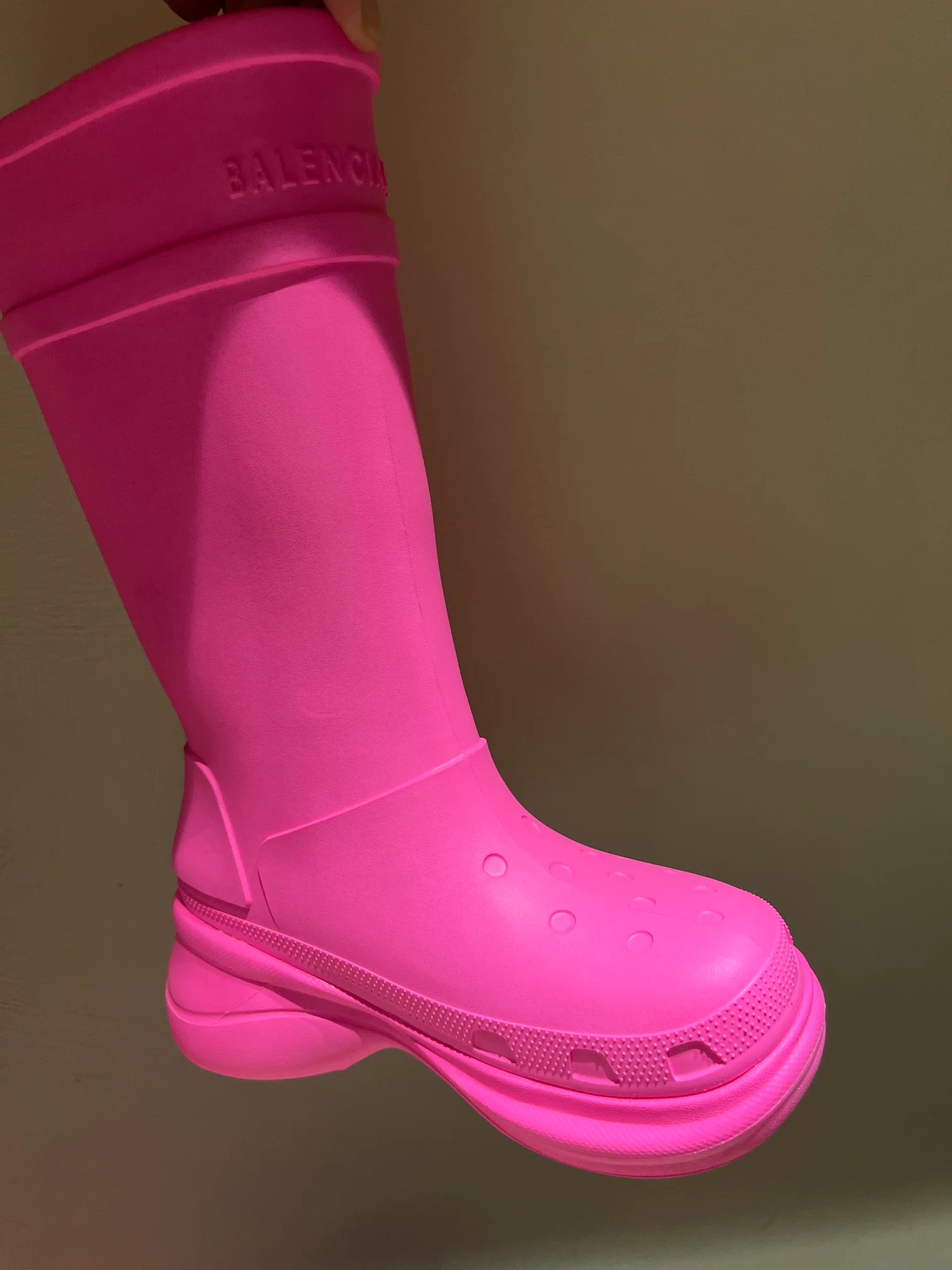 Резиновые сапоги Balenciaga на противоскользящей платформе из коллекции осень/зима 2022 x Crocs - розовые.